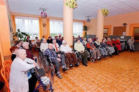 Kto hľadá opatrovateľku pre dieťa v Sečovciach a okolí: prehľad ponúk a požiadaviek